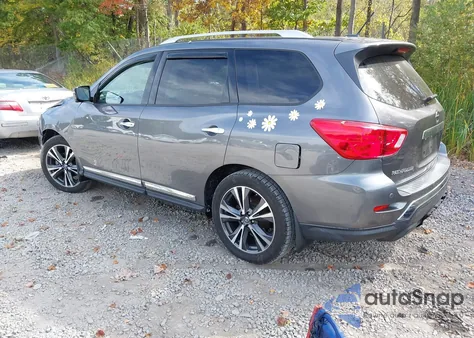 2017 Nissan Pathfinder Platinum z USA, uszkodzony, nr VIN 5N1DR2MM5HC620655